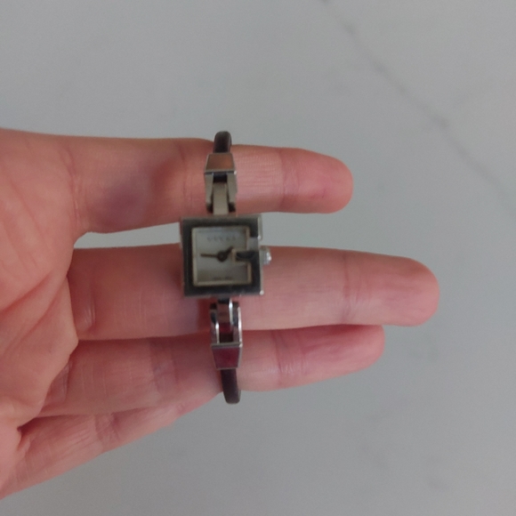 Gucci watch with mother of pearl face + thin brown leather strap - Picture 4 of 9